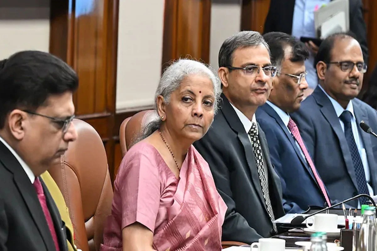 সোনা-রুপোর দামে আগুন, মধ্যবিত্তের চিন্তা বাড়লেও আশ্বস্ত করলেন অর্থমন্ত্রী - West Bengal News 24