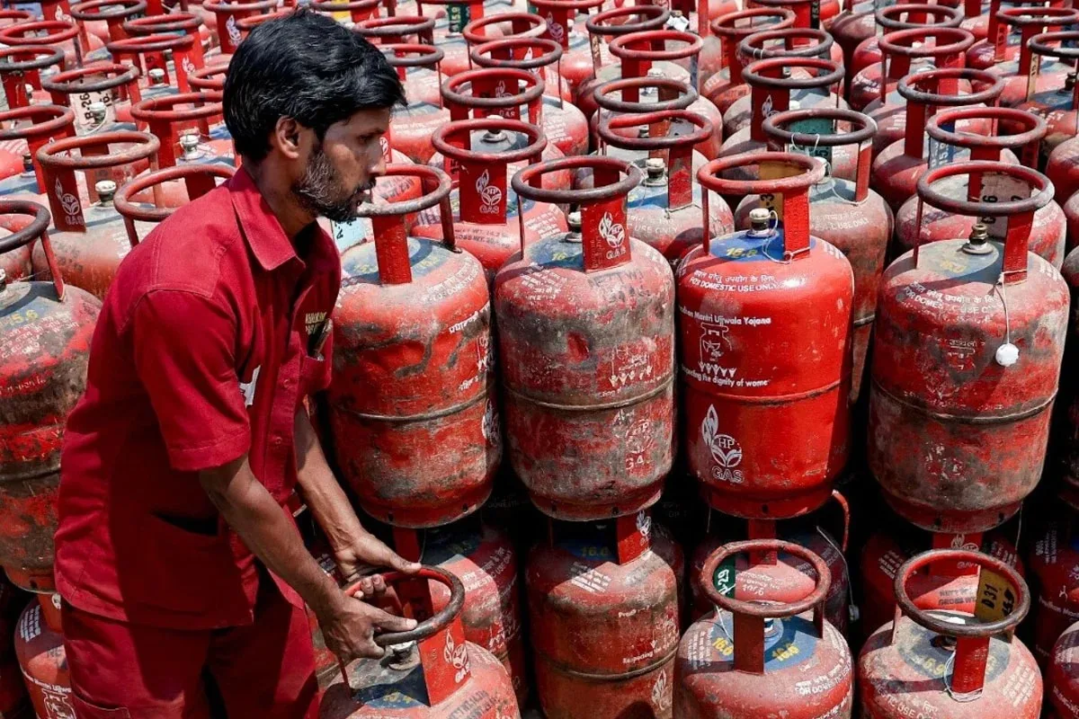 LPG Cylinder Booking Rules : যুদ্ধের জল্পনায় গ্যাস নিয়ে ধোঁয়াশা, বুকিং নিয়মে কোনও বদল নয়, স্বস্তির বার্তা কেন্দ্রের - West Bengal News 24