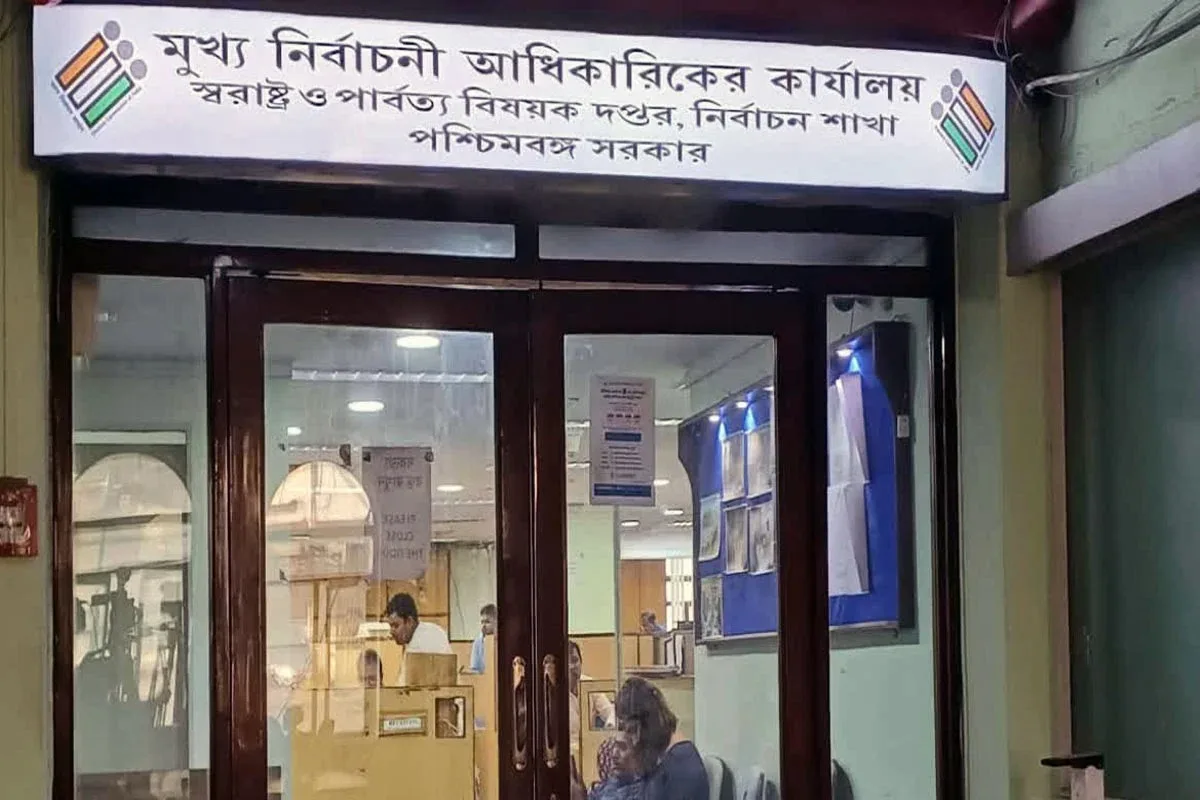 এপিক দিলেই ‘UNDER ADJUDICATION’! ভোটার তালিকায় বিশৃঙ্খলায় চাপে কমিশন, হাই কোর্টে জরুরি আবেদন - West Bengal News 24