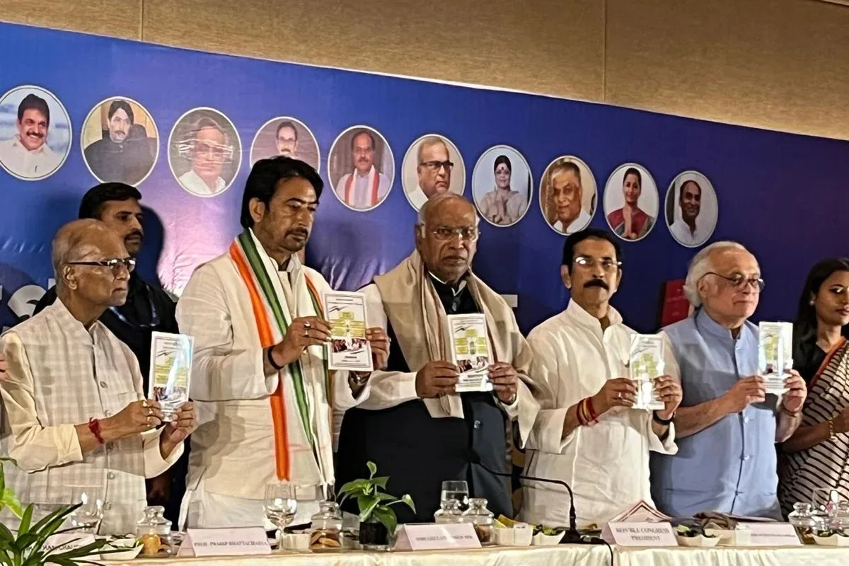 Congress Manifesto Bengal : অর্থ বিলি নয়, ‘নতুন বিকল্প’-এর ডাক! ইস্তেহারে তৃণমূল-বিজেপি দু’পক্ষকেই নিশানায় খাড়গে - West Bengal News 24