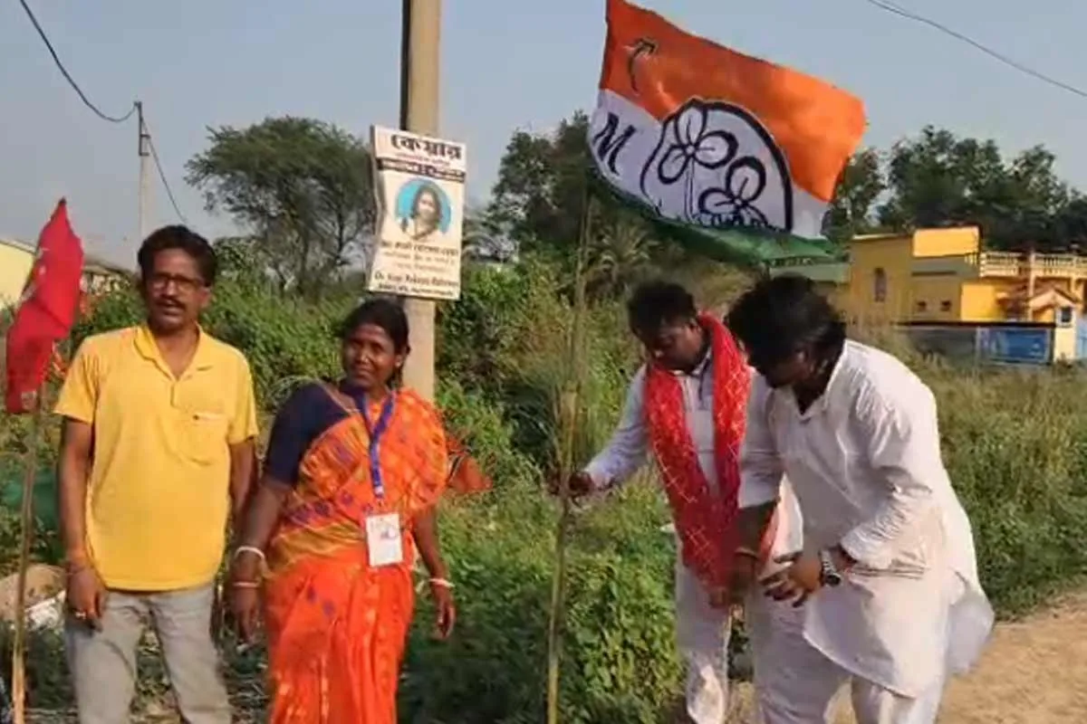 রাজনীতির ময়দানে নজিরবিহীন সৌজন্য! বিপক্ষ দলের পতাকা তুলে সম্মান জানালেন বিজেপি প্রার্থীরা - West Bengal News 24 রাজনীতির ময়দানে নজিরবিহীন সৌজন্য! বিপক্ষ দলের পতাকা তুলে সম্মান জানালেন বিজেপি প্রার্থীরা - West Bengal News 24