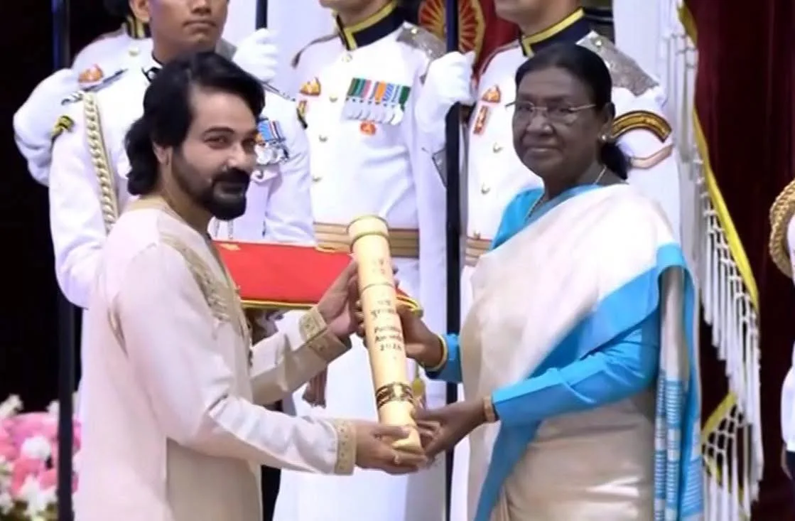 Prosenjit Chatterjee Padma Shri Award : টলিউডের ‘জ্যেষ্ঠপুত্র’ প্রসেনজিতের হাতে পদ্মশ্রী, ধর্মেন্দ্রর হয়ে মরণোত্তর সম্মান গ্রহণ হেমার - West Bengal News 24 Prosenjit Chatterjee Padma Shri Award : টলিউডের ‘জ্যেষ্ঠপুত্র’ প্রসেনজিতের হাতে পদ্মশ্রী, ধর্মেন্দ্রর হয়ে মরণোত্তর সম্মান গ্রহণ হেমার - West Bengal News 24