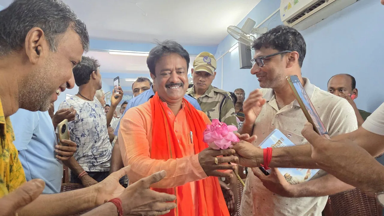 Ashok Kirtania removes red light : ‘মানুষের সঙ্গে মিশে থাকতে চাই’, গাড়ি থেকে লালবাতি সরালেন খাদ্যমন্ত্রী অশোক কীর্তনিয়া! - West Bengal News 24 Ashok Kirtania removes red light : ‘মানুষের সঙ্গে মিশে থাকতে চাই’, গাড়ি থেকে লালবাতি সরালেন খাদ্যমন্ত্রী অশোক কীর্তনিয়া! - West Bengal News 24