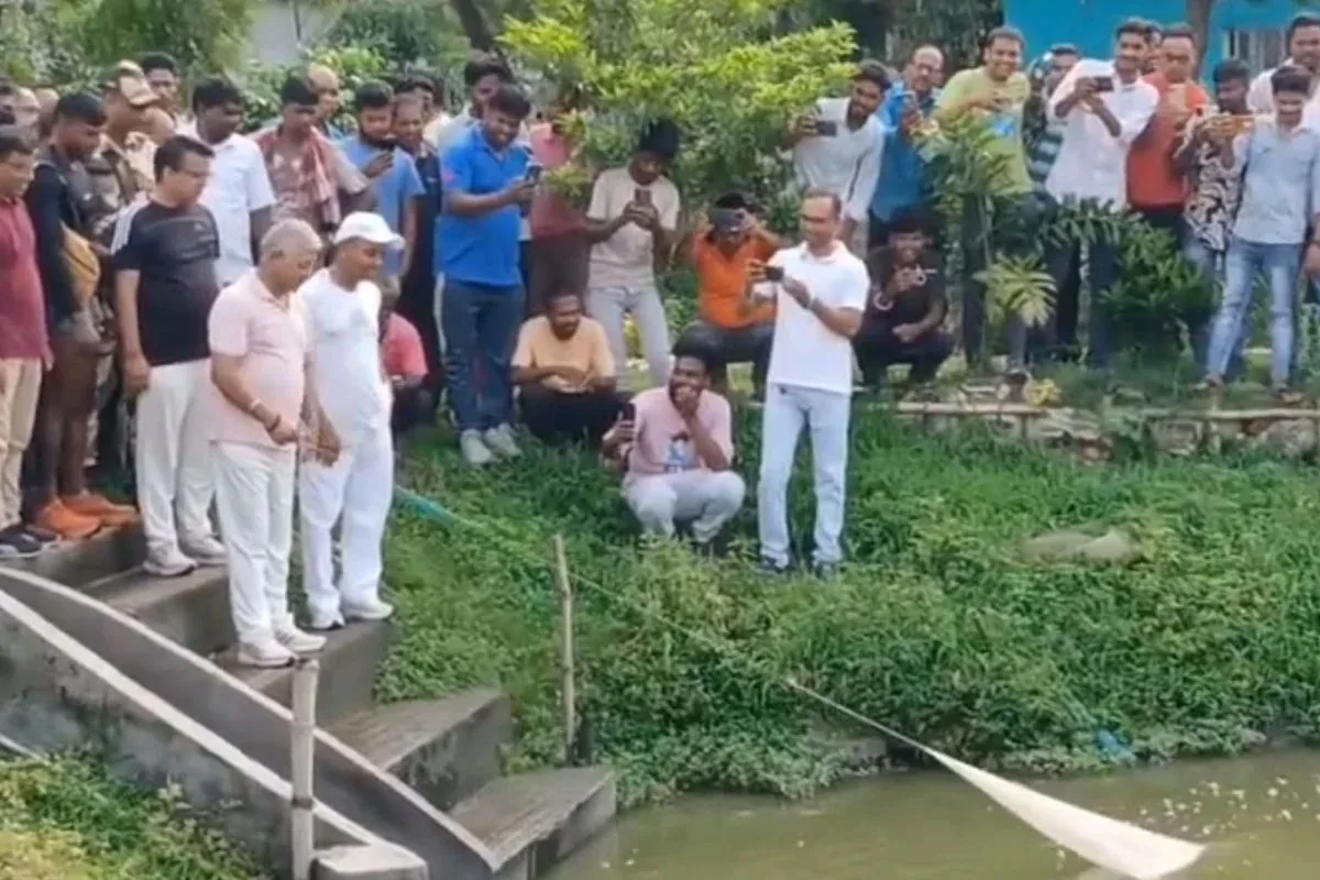 Dilip Ghosh rowing boat : দখলমুক্ত ভেড়িতে নৌকা বাইলেন দিলীপ, মাছভাজা-মুড়িতে জমল প্রাতঃরাশ - West Bengal News 24 Dilip Ghosh rowing boat : দখলমুক্ত ভেড়িতে নৌকা বাইলেন দিলীপ, মাছভাজা-মুড়িতে জমল প্রাতঃরাশ - West Bengal News 24