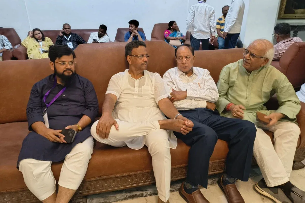 শাসক থেকে বিরোধী: বিধানসভায় নতুন ইনিংস তৃণমূলের, বিধায়কদের সুবিধা দেখতে ময়দানে শোভনদেব-ফিরহাদ - West Bengal News 24 শাসক থেকে বিরোধী: বিধানসভায় নতুন ইনিংস তৃণমূলের, বিধায়কদের সুবিধা দেখতে ময়দানে শোভনদেব-ফিরহাদ - West Bengal News 24