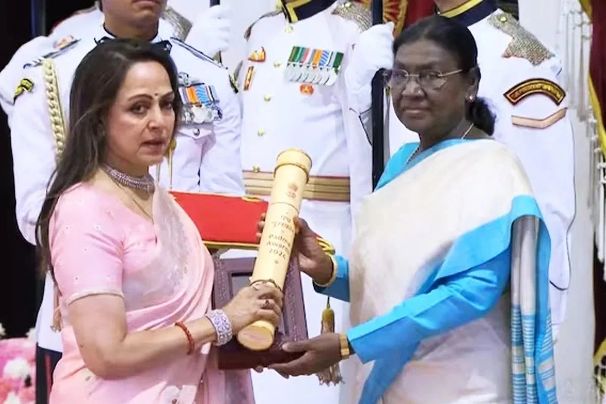 Prosenjit Chatterjee Padma Shri Award : টলিউডের ‘জ্যেষ্ঠপুত্র’ প্রসেনজিতের হাতে পদ্মশ্রী, ধর্মেন্দ্রর হয়ে মরণোত্তর সম্মান গ্রহণ হেমার - West Bengal News 24 Prosenjit Chatterjee Padma Shri Award : টলিউডের ‘জ্যেষ্ঠপুত্র’ প্রসেনজিতের হাতে পদ্মশ্রী, ধর্মেন্দ্রর হয়ে মরণোত্তর সম্মান গ্রহণ হেমার - West Bengal News 24