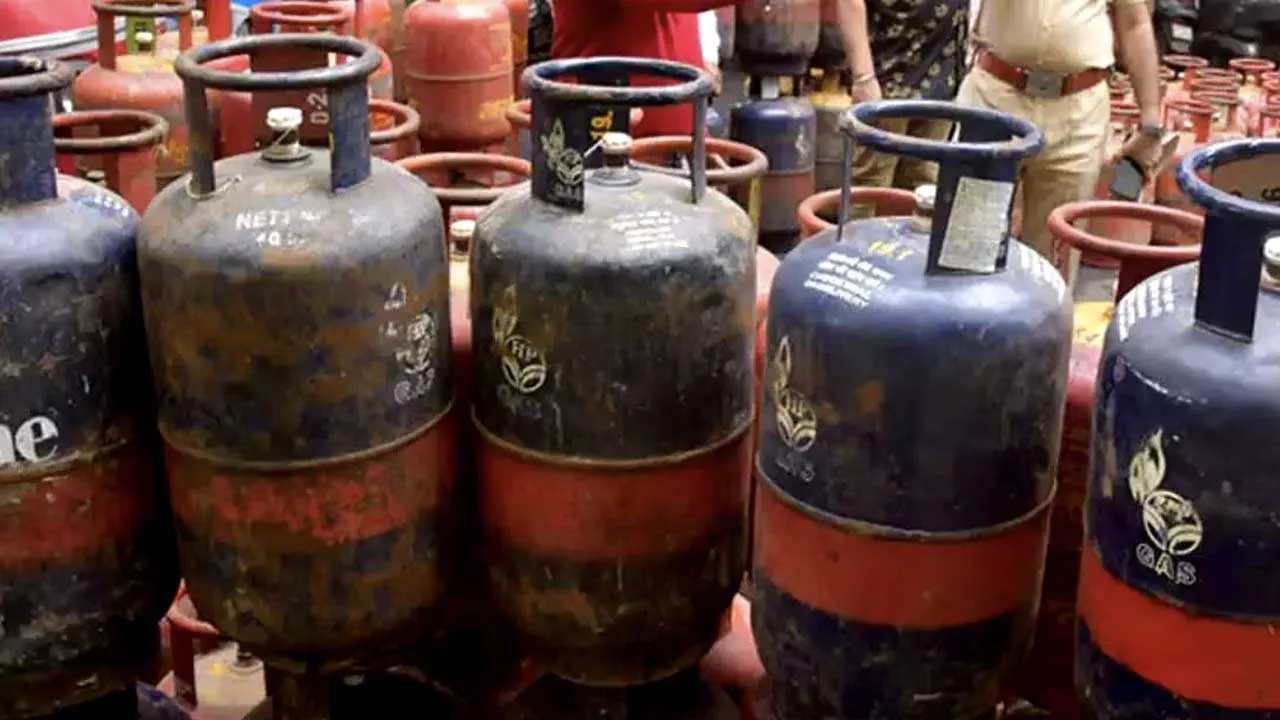 LPG Cylinder Refund : LPG সিলিন্ডার পিছু পকেটে আসবে ২০০০ থেকে ৬০০০ টাকা! জানুন টাকা ফেরতের সহজ নিয়ম - West Bengal News 24