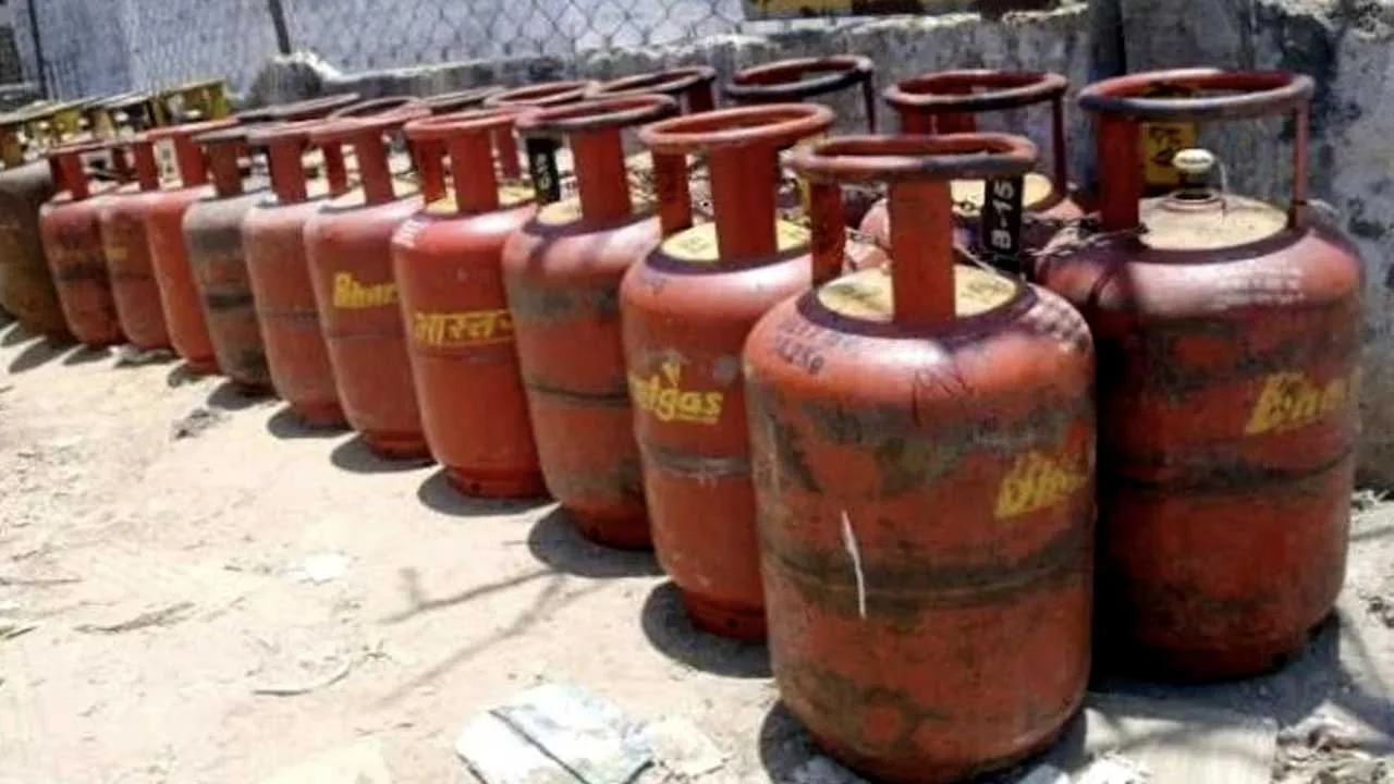 LPG Cylinder Refund : LPG সিলিন্ডার পিছু পকেটে আসবে ২০০০ থেকে ৬০০০ টাকা! জানুন টাকা ফেরতের সহজ নিয়ম - West Bengal News 24