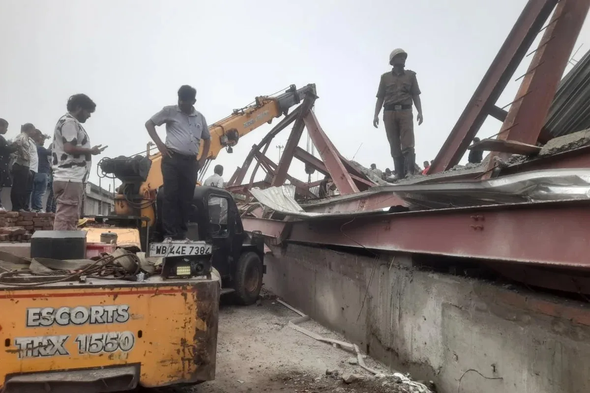 উদ্ধারকাজ চলার মধ্যেই তারাতলায় পৌঁছলেন মুখ্যমন্ত্রী শুভেন্দু অধিকারী, নিলেন পরিস্থিতির খোঁজ - West Bengal News 24 উদ্ধারকাজ চলার মধ্যেই তারাতলায় পৌঁছলেন মুখ্যমন্ত্রী শুভেন্দু অধিকারী, নিলেন পরিস্থিতির খোঁজ - West Bengal News 24