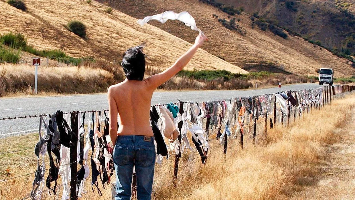 Cardrona Bra Fence : এখানে এসেই ব্রা খুলে ফেলছেন নারীরা! এই অদ্ভুত জায়গার রহস্য কী? - West Bengal News 24
