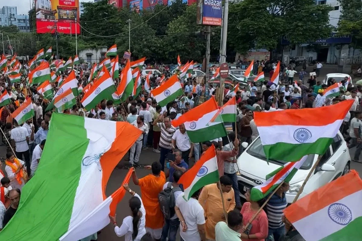 💥 অরাজকতার প্রতিবাদে তেরঙ্গা হাতে বিজেপির মেগা মিছিল! ‘আরশোলা’দের বয়কটের ডাক দিয়ে উত্তপ্ত ধর্মতলা 🔥 - West Bengal News 24