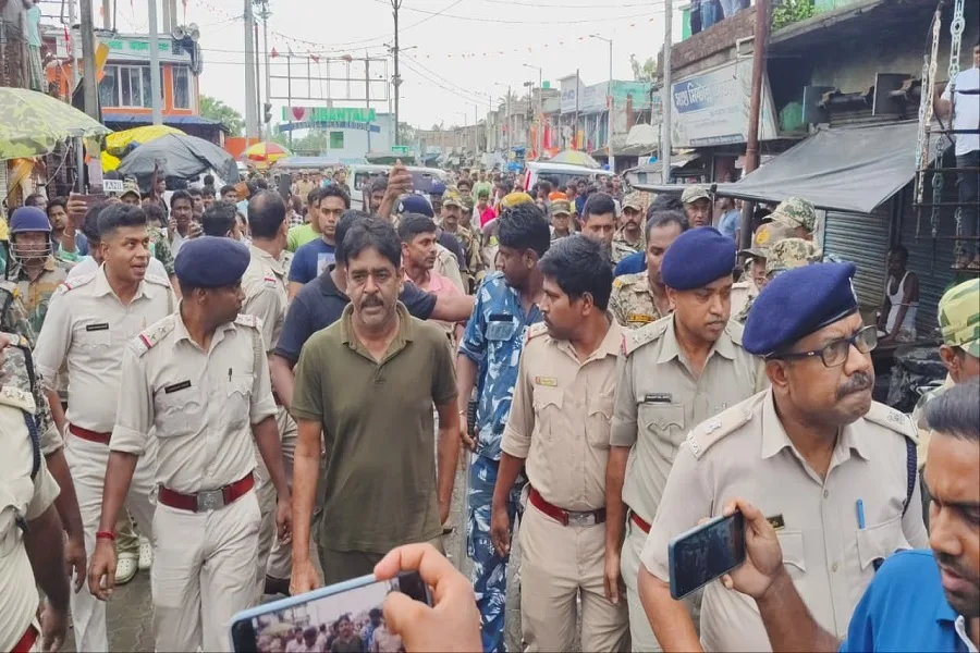 ‘মাছ চোর’ গানে কাঁপল জীবনতলা! কোমরে দড়ি দিয়ে হাঁটানো হলো শওকত মোল্লাকে, ওদিকে গুঁড়িয়ে গেল ছেলের বিলাসবহুল ক্যাফে 💥😮 - West Bengal News 24
