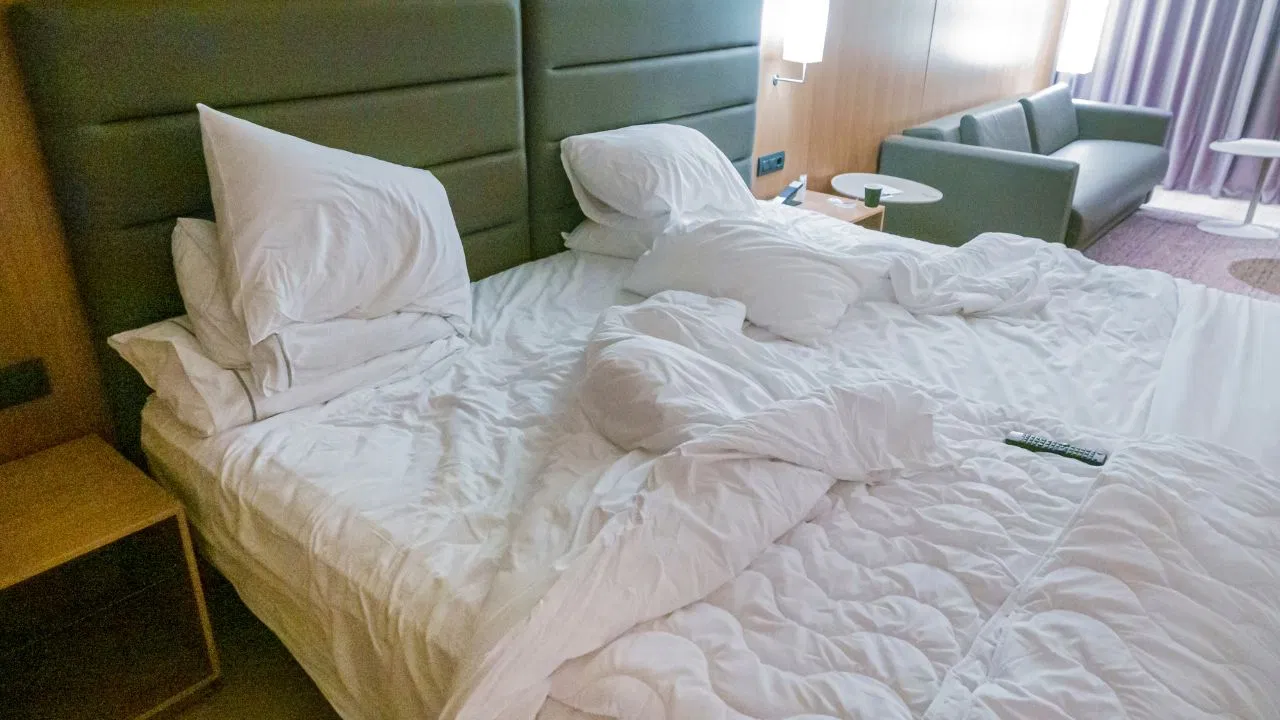 Hotel White Bed Sheet : রঙিন চাদর থাকতেও কেন হোটেলের বিছানায় সবসময় সাদা চাদরই পাতা থাকে? আসল কারণ জানলে অবাক হবেন! - West Bengal News 24 Hotel White Bed Sheet : রঙিন চাদর থাকতেও কেন হোটেলের বিছানায় সবসময় সাদা চাদরই পাতা থাকে? আসল কারণ জানলে অবাক হবেন! - West Bengal News 24