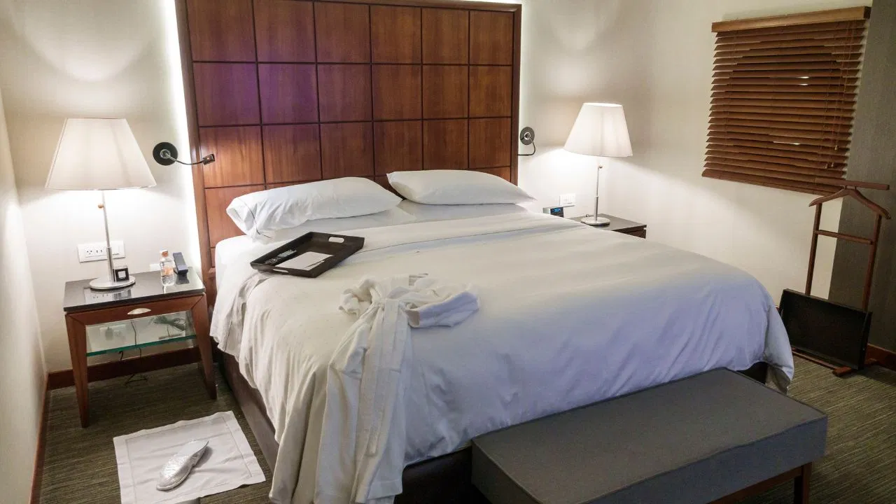 Hotel White Bed Sheet : রঙিন চাদর থাকতেও কেন হোটেলের বিছানায় সবসময় সাদা চাদরই পাতা থাকে? আসল কারণ জানলে অবাক হবেন! - West Bengal News 24 Hotel White Bed Sheet : রঙিন চাদর থাকতেও কেন হোটেলের বিছানায় সবসময় সাদা চাদরই পাতা থাকে? আসল কারণ জানলে অবাক হবেন! - West Bengal News 24