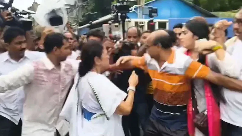 হাজরায় উত্তপ্ত পরিস্থিতি! নিজের দলের কর্মীকেই সপাটে চড় মারলেন মমতা? তোপ সুকান্তর - West Bengal News 24