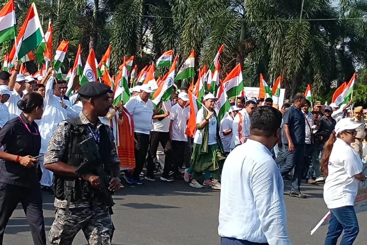 কলকাতার রাজপথে ‘হর ঘর তেরঙ্গা’ যাত্রা, জাতীয় পতাকা হাতে মুখ্যমন্ত্রী, পথে নামলেন হাজার হাজার মানুষ - West Bengal News 24