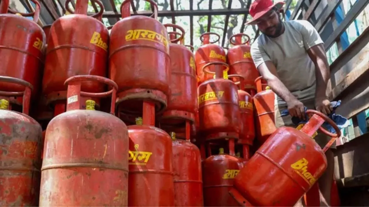 LPG Price Hike : ১ সেপ্টেম্বর থেকে বাড়ল ১৯ কেজির গ্যাস, কলকাতায় নতুন দাম কত? - West Bengal News 24